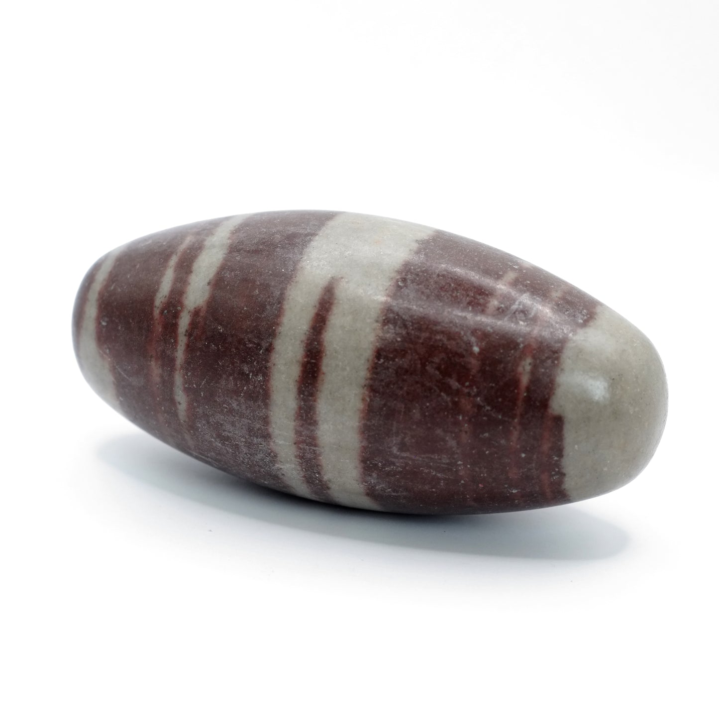 Ces pierres roulées en Shiva lingam de qualité A proviennent d’Inde, et mesurent entre 6 et 10 cm de longueur.