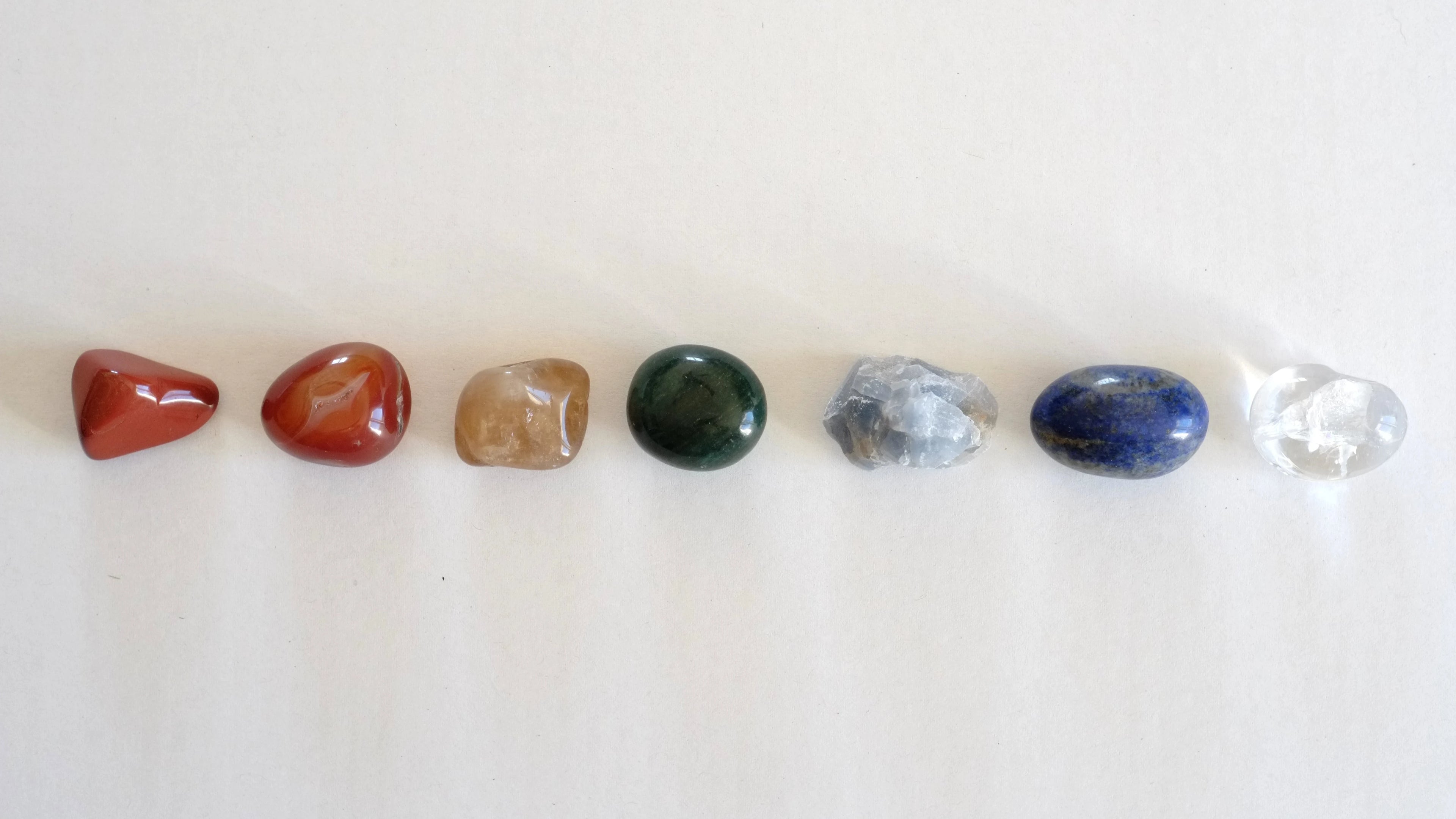 Pierres 7 chakras - Chakra racine, jaspe rouge - chakra sacré, cornaline - chakra plexus solaire, citrine - chakra coeur, amazonite - chakra gorge, calcite bleue - chakra troisième oeil, lapis-lazuli - chakra couronne, cristal de roche.