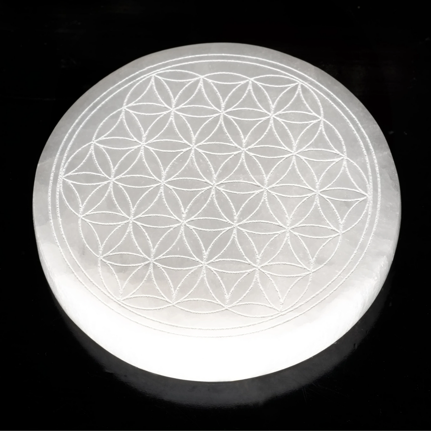 Plaque ronde en sélénite du Maroc de qualité A+ (Élevée), avec motif "fleur de vie".