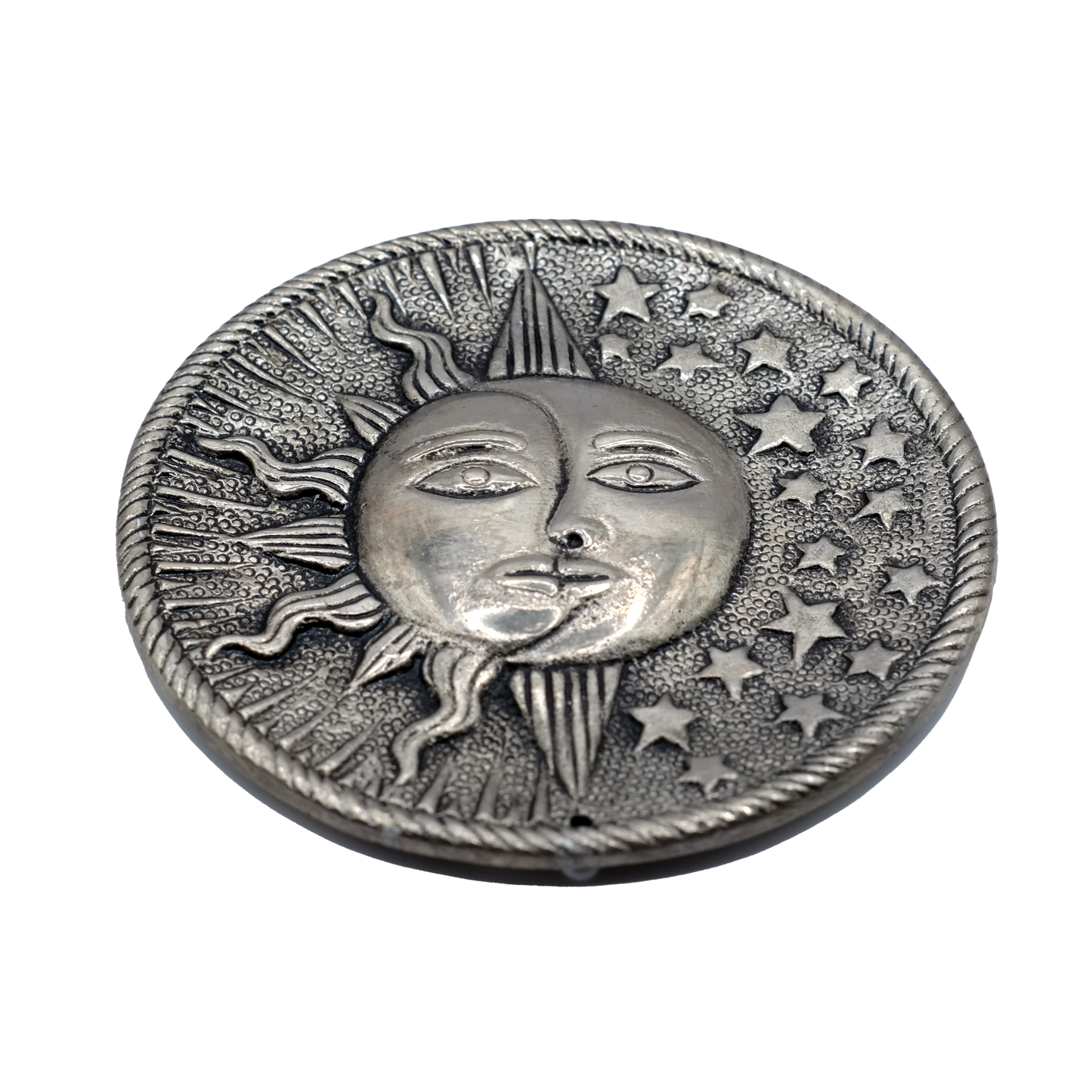 Ce porte-encens décoratif rond représentant un soleil, une lune et des étoiles symboliques d'une célébration céleste de la spiritualité.