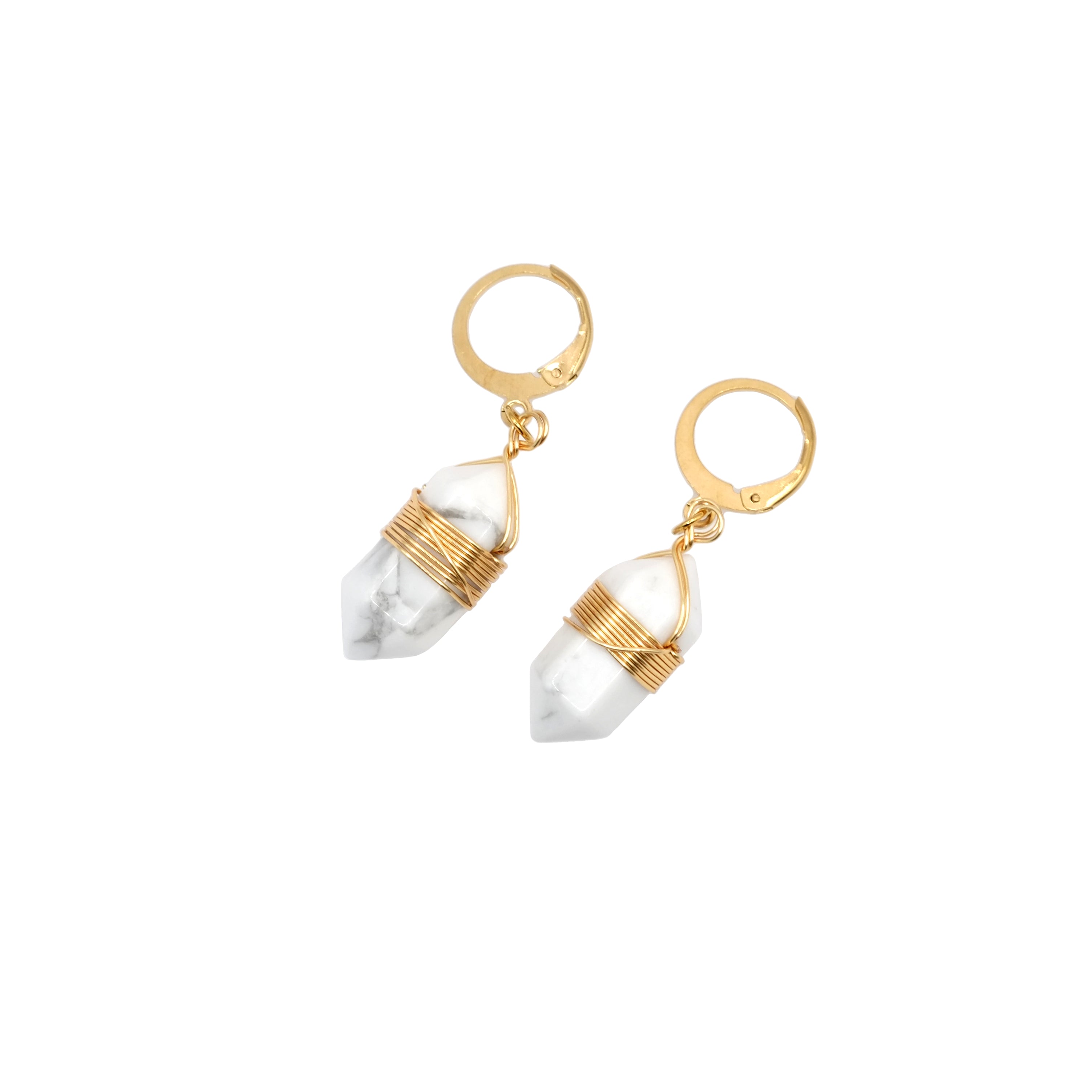 Boucles d'oreilles pointe pendante en howlite du Zimbabwe.