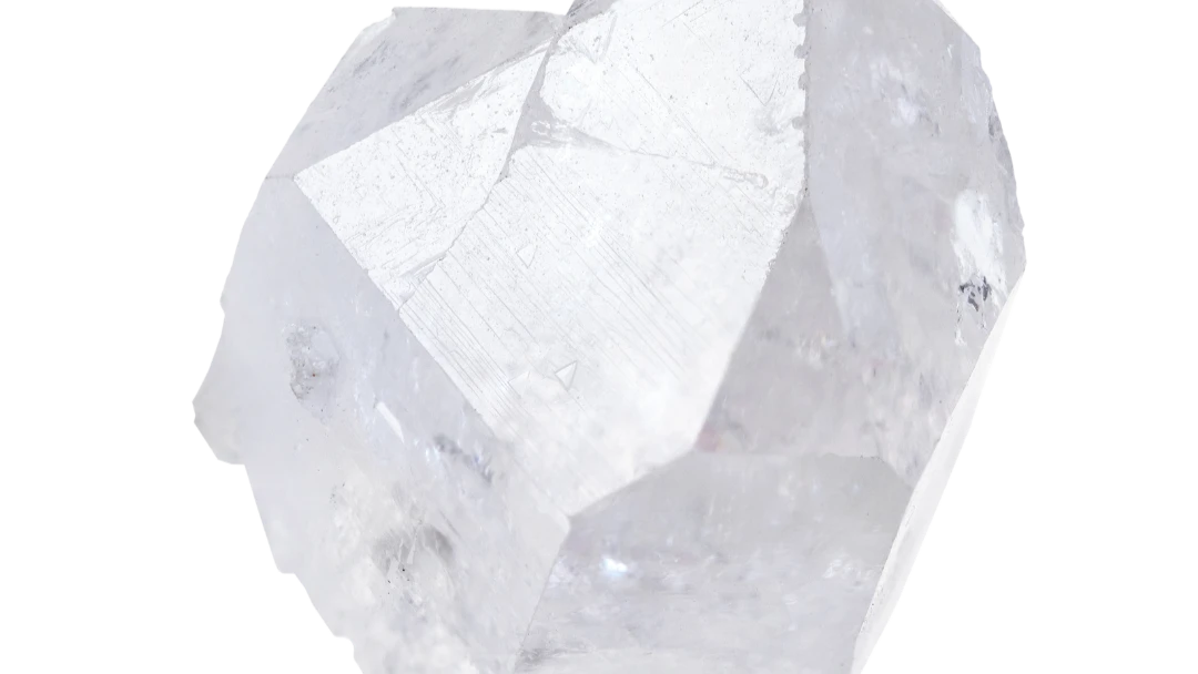 Photo d'une pierre de cristal de roche brute - Blog les vertus des pierres en lithothérapie