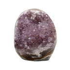 Géode d'améthyste d'Uruguay de qualité AA aux couleurs nuancées de violet clair et de blanc.