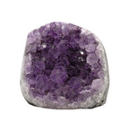 Géode d'améthyste d'Uruguay de qualité AA aux couleurs nuancées de violet au centre et de blanc transparent autour.