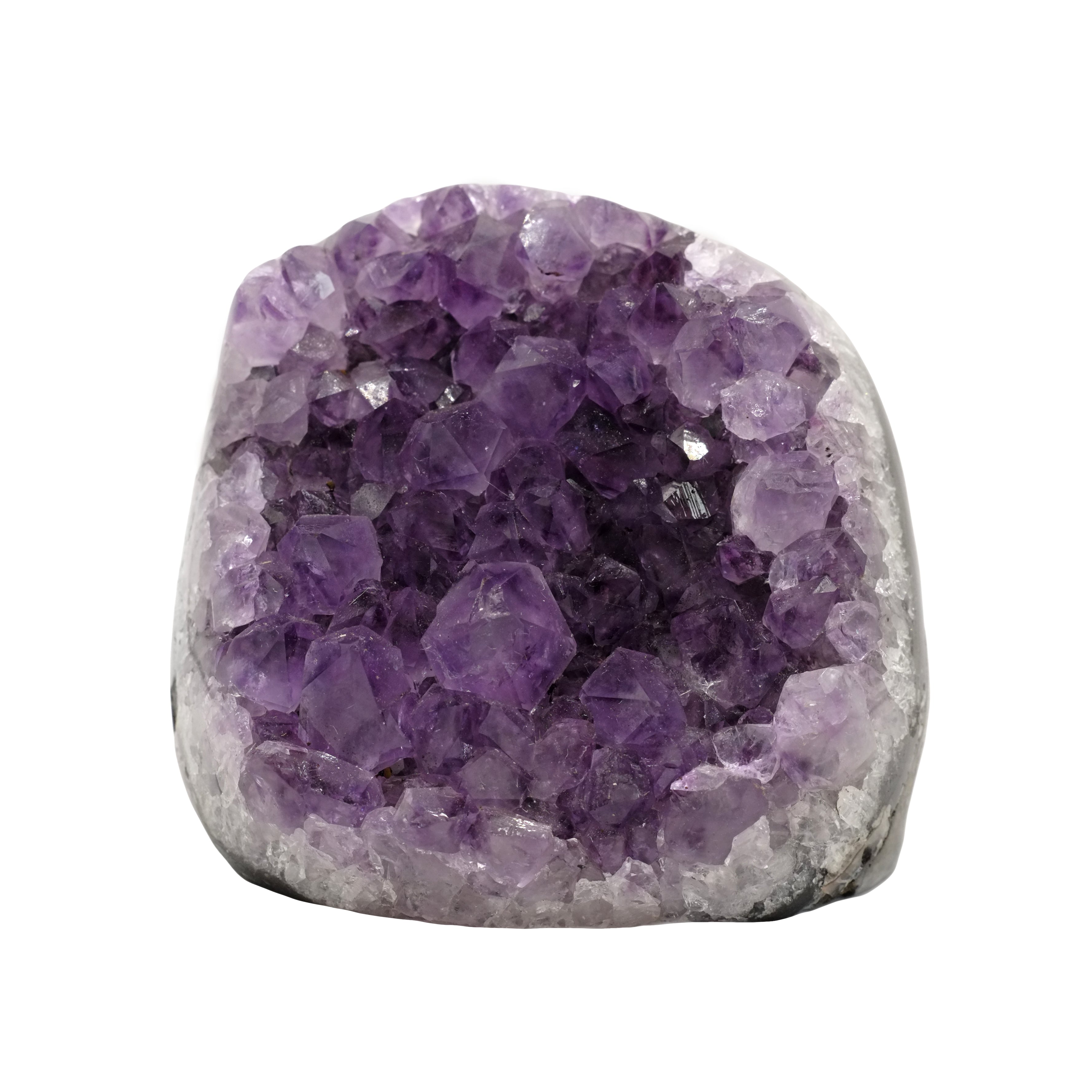 Géode d'améthyste d'Uruguay de qualité AA aux couleurs nuancées de violet au centre et de blanc transparent autour.