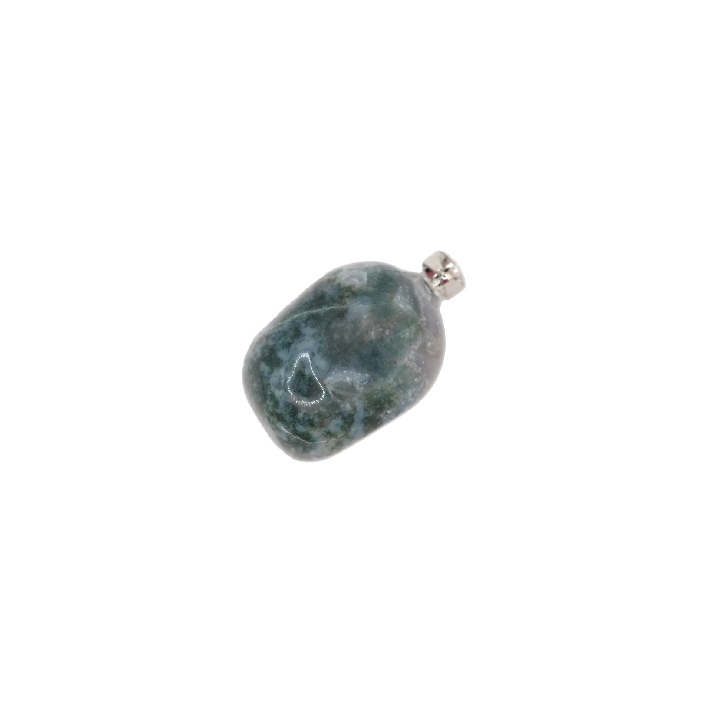 Pendentif pierre roulée en agate mousse du Brésil. La pierre naturelle est marbré vert foncée / vert clair, et de forme légèrement rectangulaire.