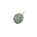 Pendentif pierre roulée en agate mousse du Brésil. La pierre naturelle de forme ronde, forme des dessins gribouillis en filaments vert clair sur fond gris.