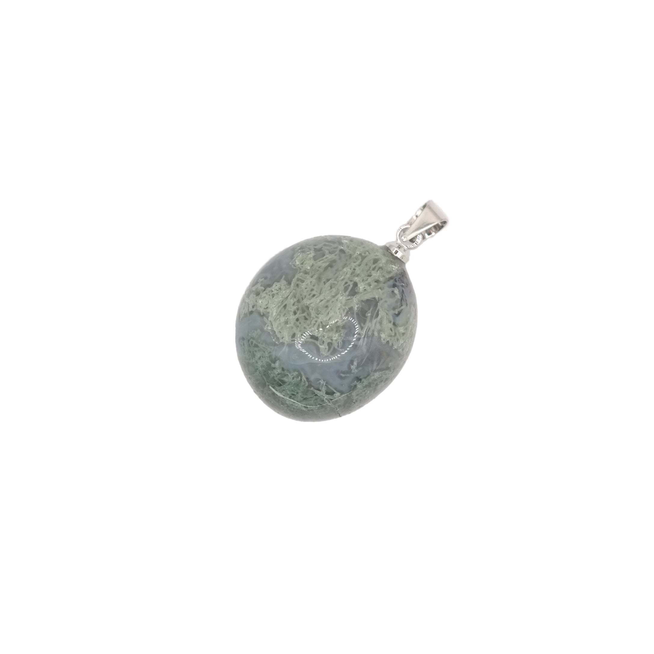 Pendentif pierre roulée en agate mousse du Brésil. La pierre naturelle de forme ronde, forme des dessins gribouillis en filaments vert clair sur fond gris.