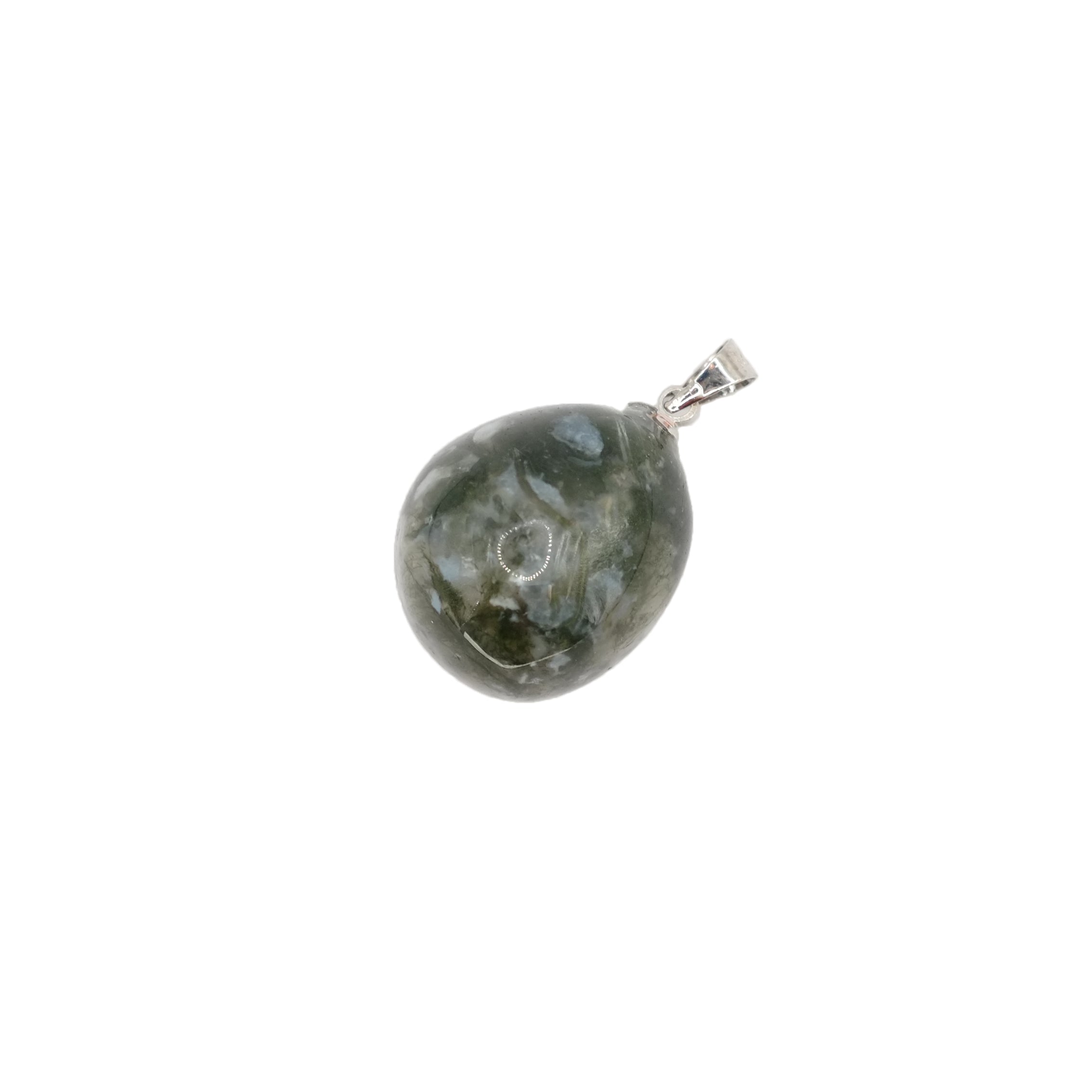 Pendentif pierre roulée en agate mousse du Brésil. La pierre naturelle est marbré vert foncée et vert clair, et de forme ronde.