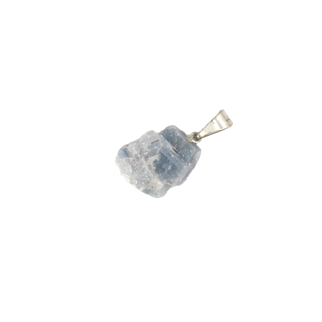 Un pendentif pierre brute en calcite bleue du Mexique.