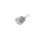 Un pendentif pierre brute en calcite bleue du Mexique.