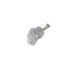 Un pendentif pierre brute en calcite bleue du Mexique.