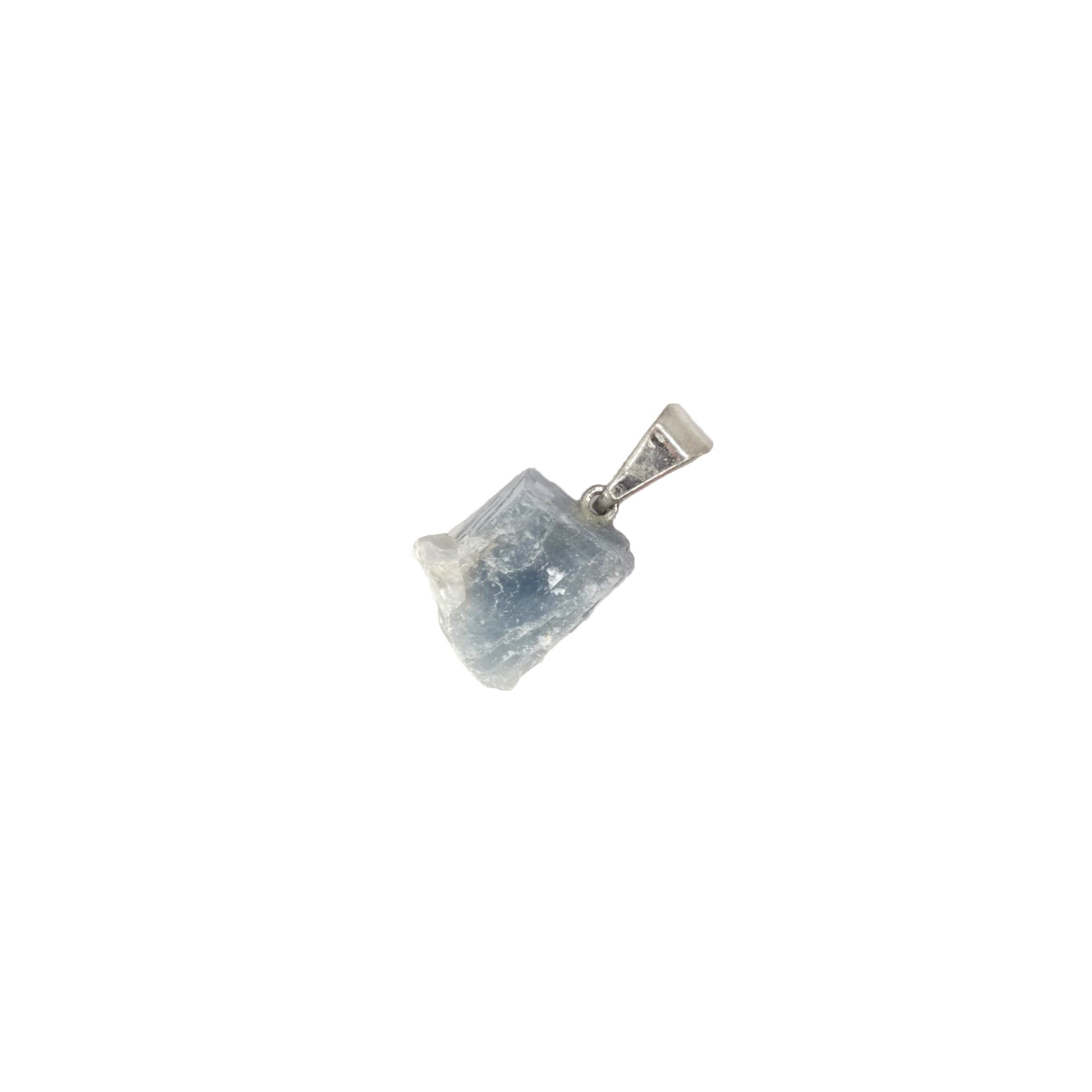 Un pendentif pierre brute en calcite bleue du Mexique, de forme carrée.