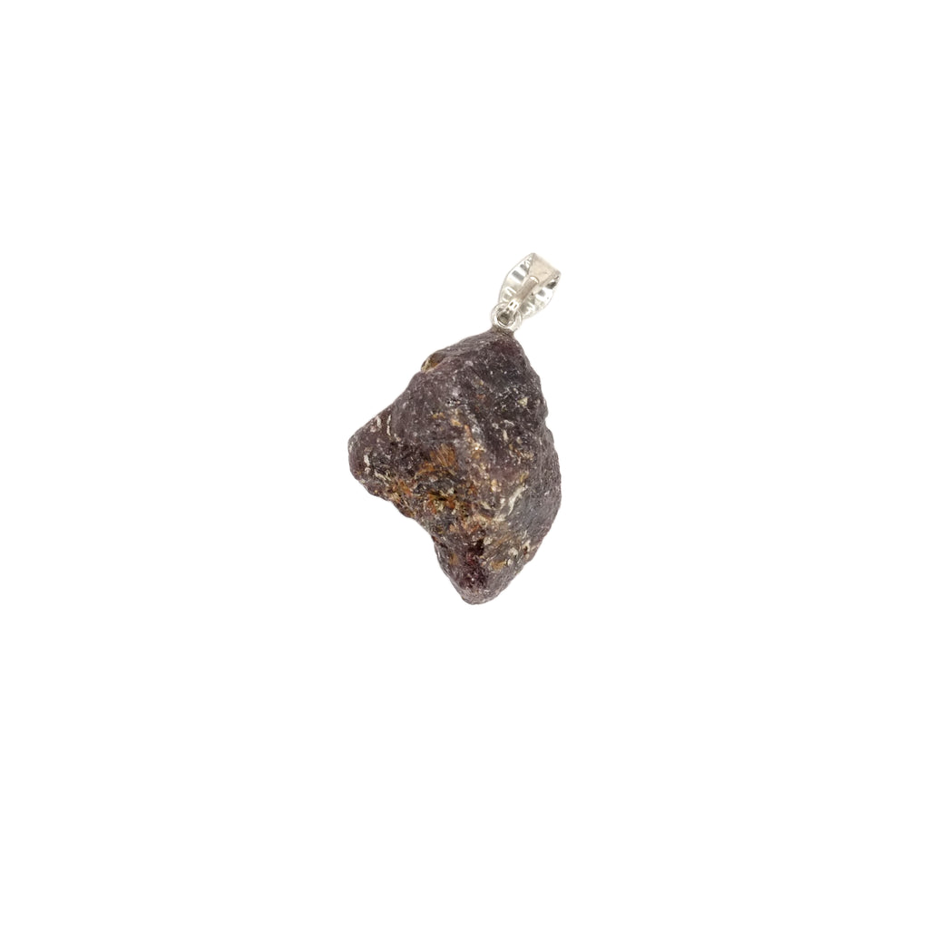 Pendentif pierre brute en grenat rouge du Pakistan de couleur rouge foncé / marron tacheté d'orange.