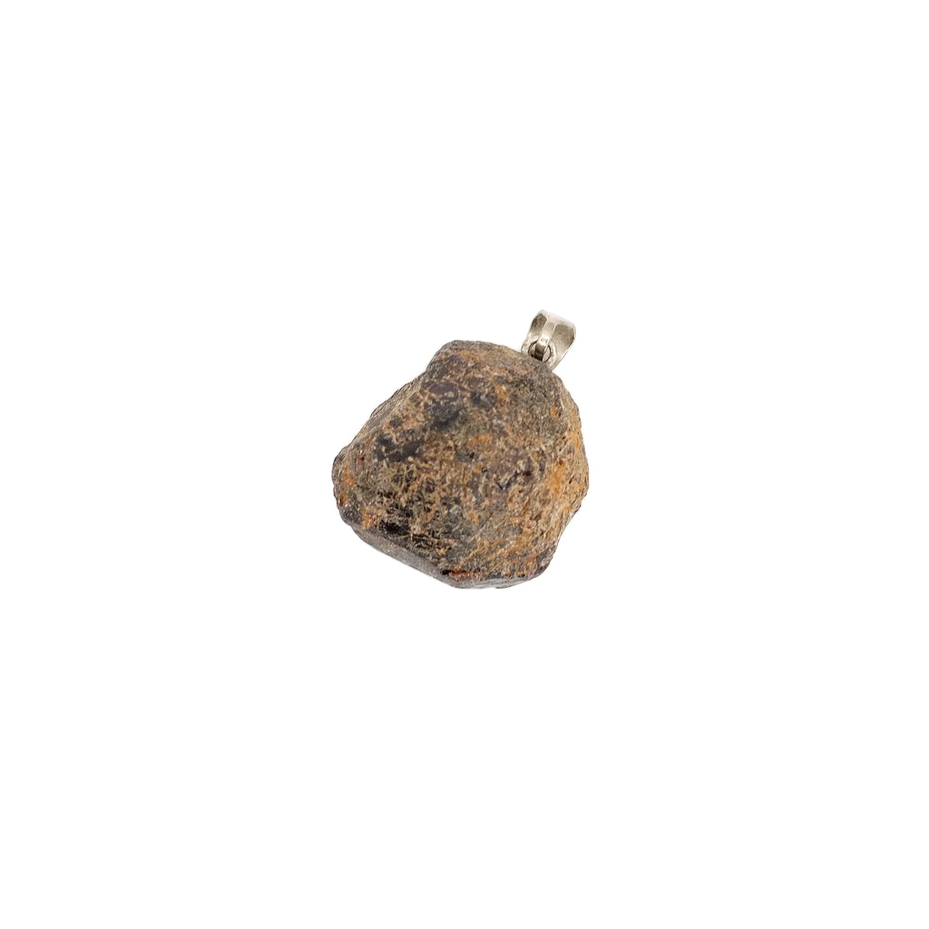 Pendentif pierre brute en grenat rouge du Pakistan de couleur rouge foncé / marron tacheté d'orange de forme ronde.
