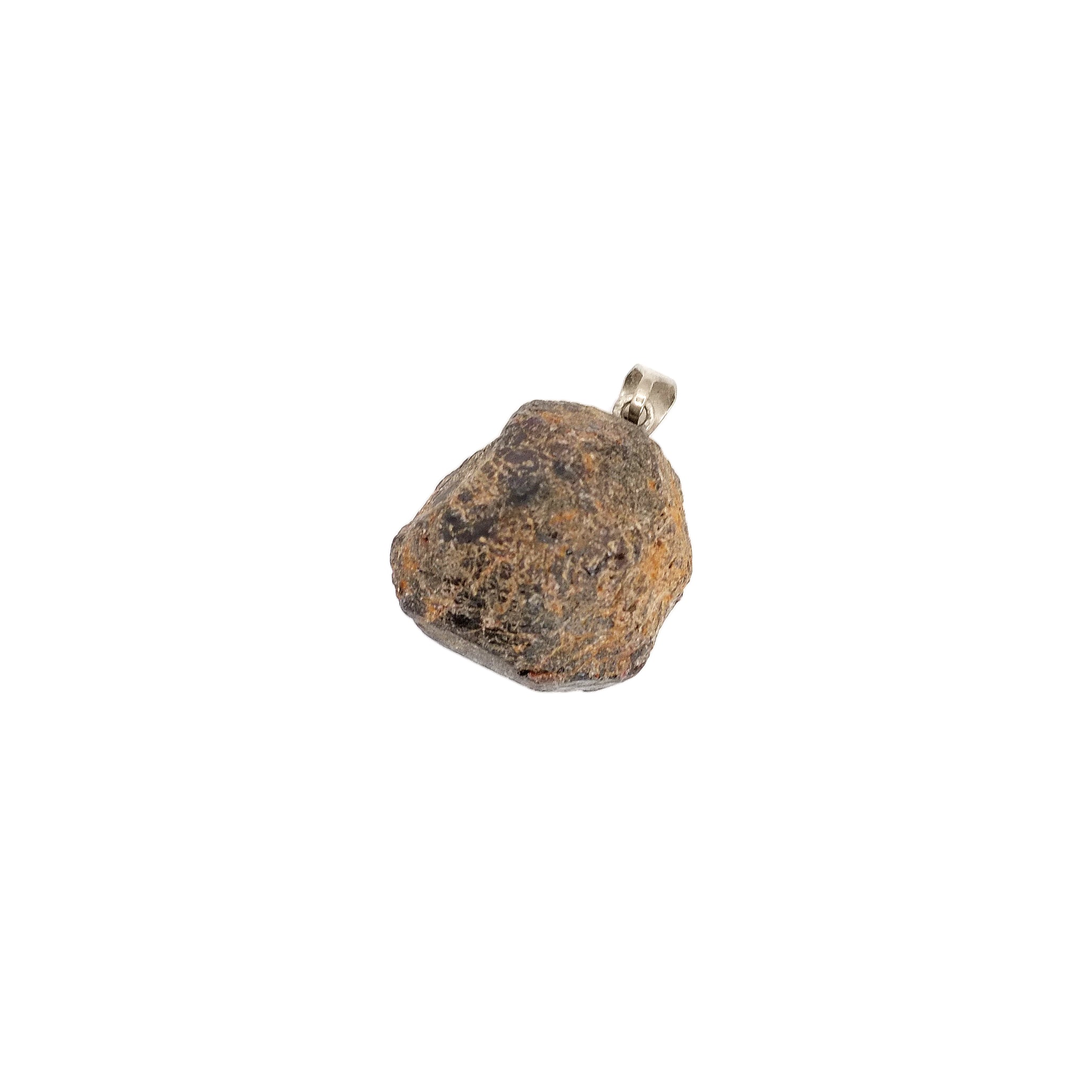 Pendentif pierre brute en grenat rouge du Pakistan de couleur rouge foncé / marron tacheté d'orange de forme ronde.