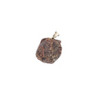 Pendentif pierre brute en grenat rouge du Pakistan de couleur rouge foncé / marron tacheté d'orange de forme rond / carré.