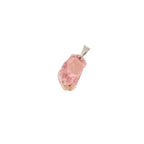 Pendentif pierre brute en rhodochrosite d'Argentine de qualité AA, de couleur rose clair et rose foncé, de forme allongée en trapèze.