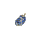 Pendentif pierre roulée en lapis-lazuli d'Afghanistan, de couleur bleu foncé avec des rayures blanches et dorées, de forme allongée.