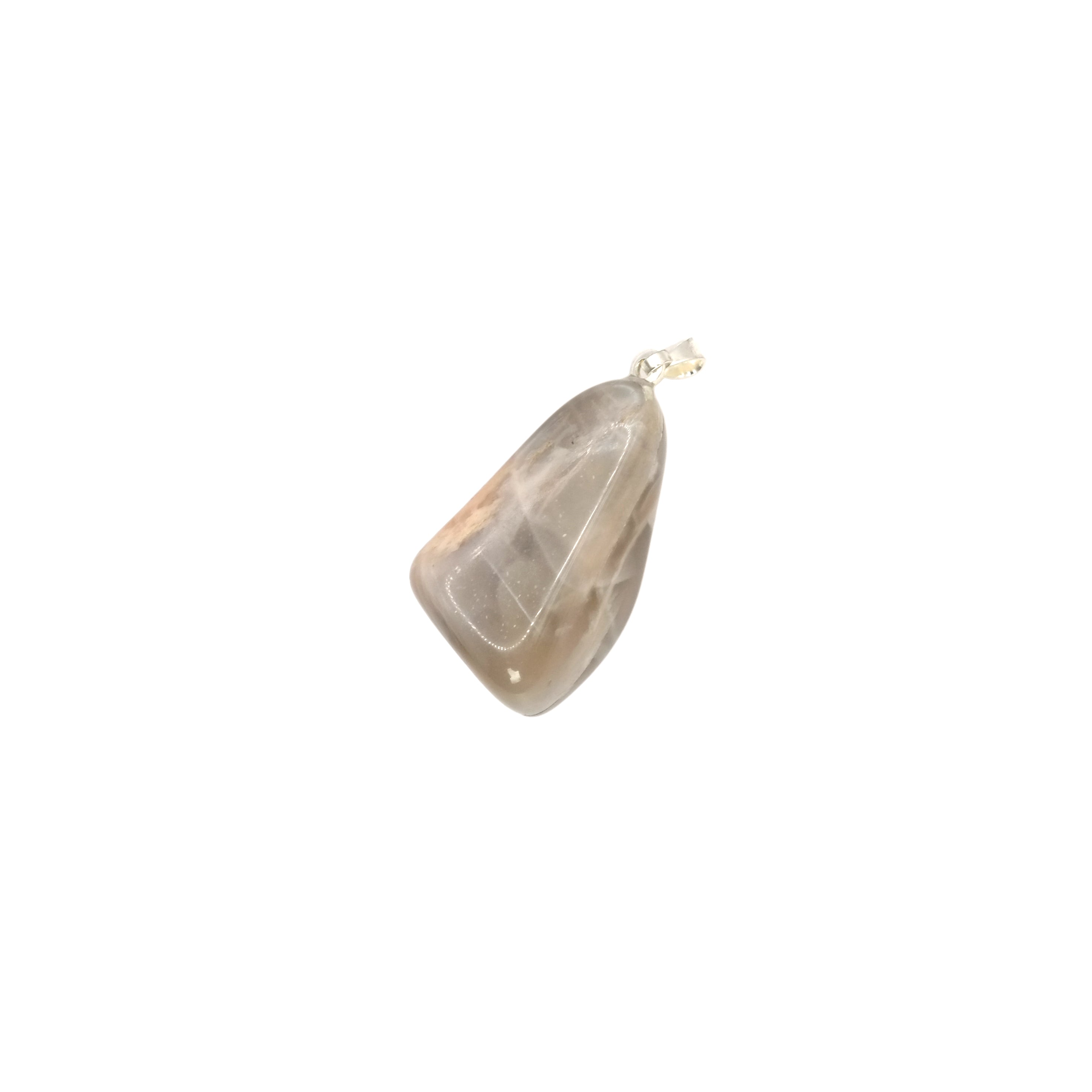 Pendentif pierre roulée en pierre de lune d'Inde, de couleur gris clair irisé avec quelques traces beiges orangées, et de forme trapèze.