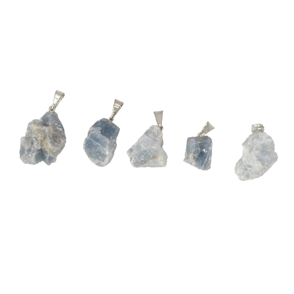 Pendentif pierre brute en calcite bleue du Mexique.