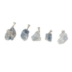 Pendentif pierre brute en calcite bleue du Mexique.