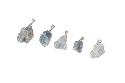 Pendentif pierre brute en calcite bleue du Mexique de qualité A