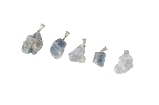 Pendentif pierre brute en calcite bleue du Mexique de qualité A