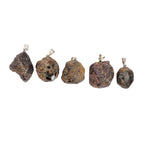 Pendentifs pierres brutes en grenat rouge du Pakistan.