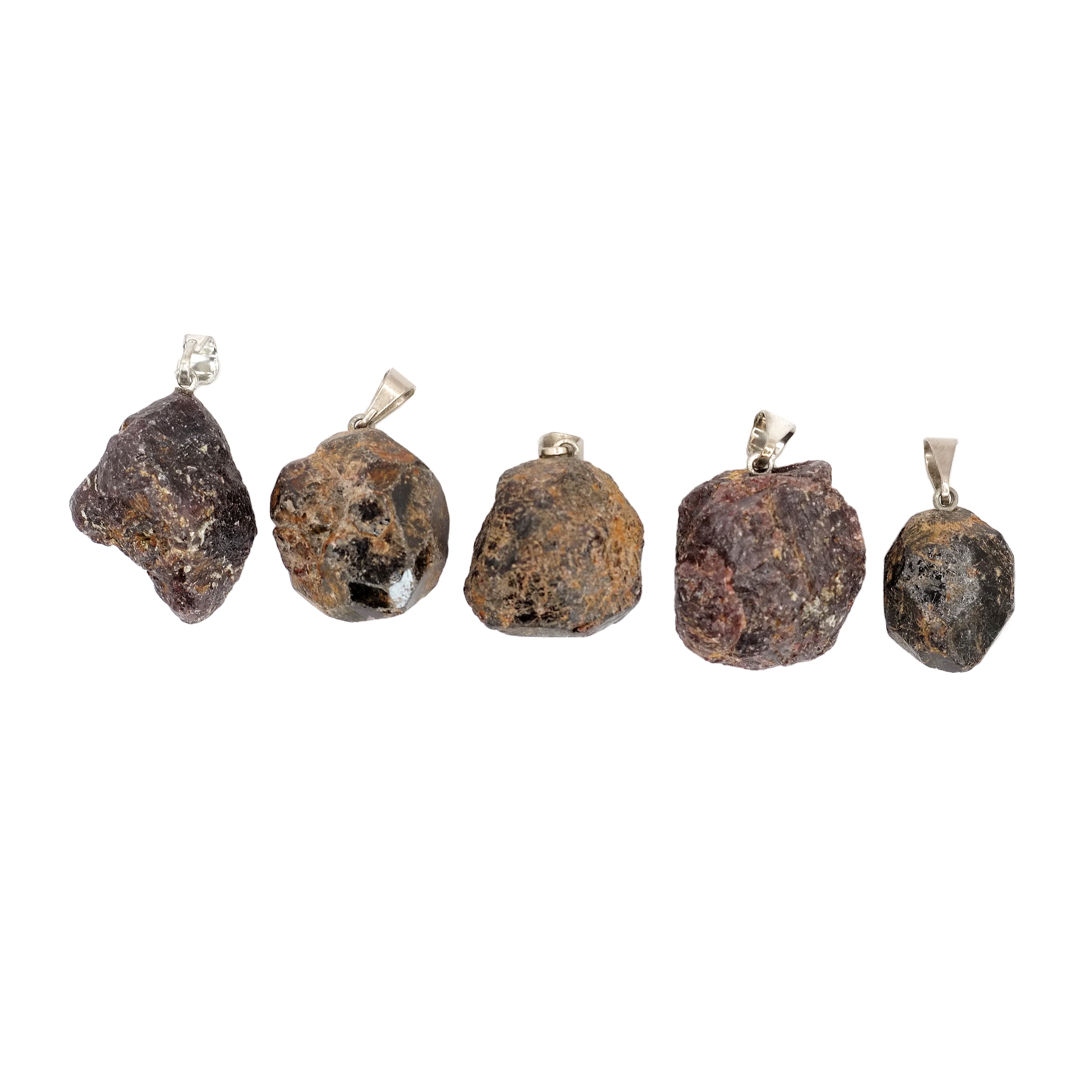 Pendentifs pierres brutes en grenat rouge du Pakistan.