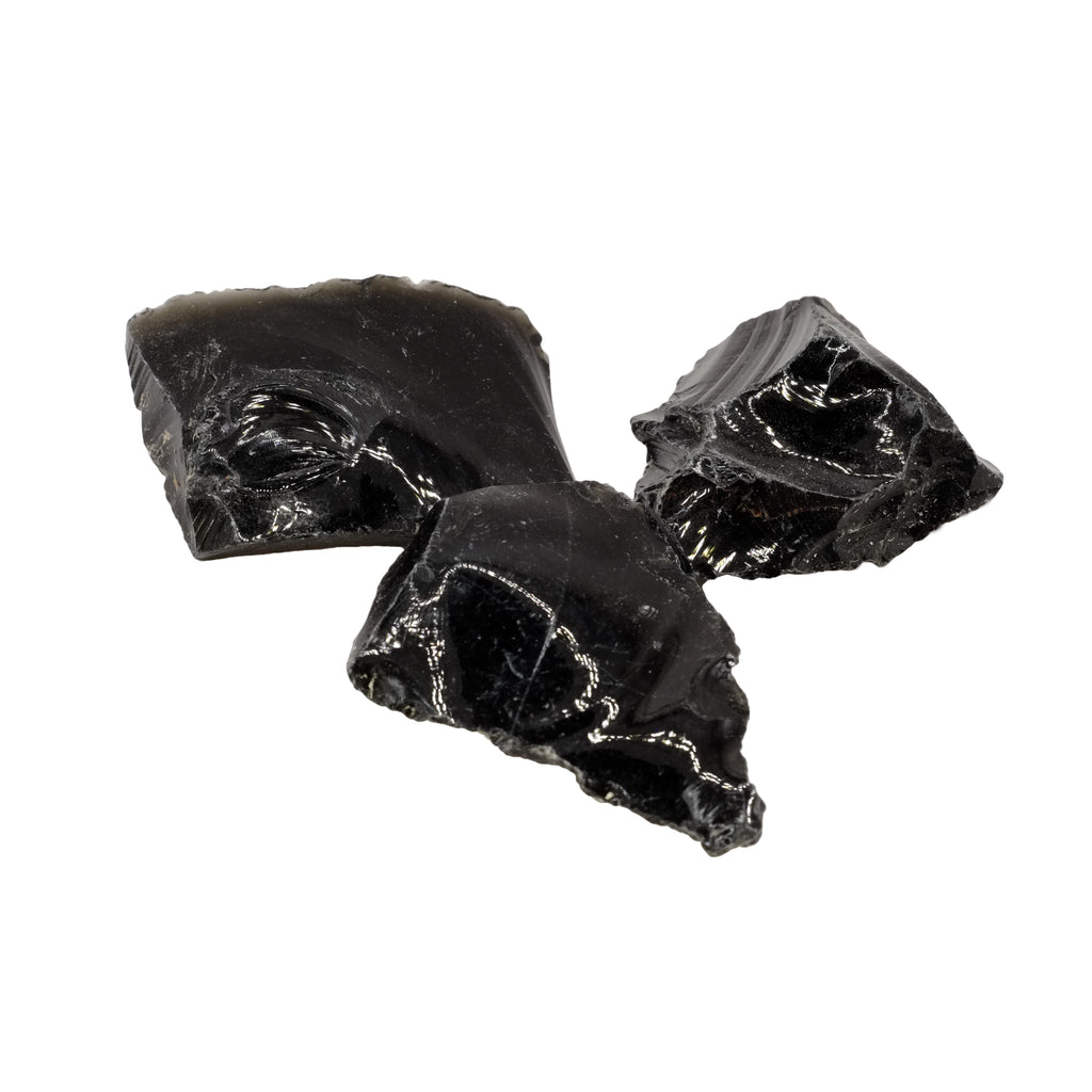 Pierres brutes de taille moyenne en obsidienne noire de qualité A provenant du Mexique.