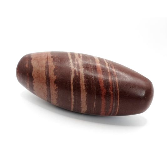 Ces pierres roulées en Shiva lingam de qualité A proviennent d’Inde, et mesurent entre 10 et 13 cm de longueur.