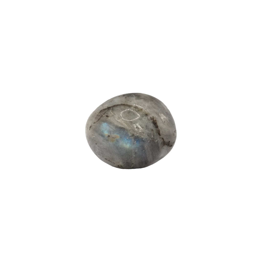Cette pierre roulée en labradorite de qualité A provient de Madagascar. Elle est de forme ronde, grise avec des iridescences bleus et quelques traces noires.