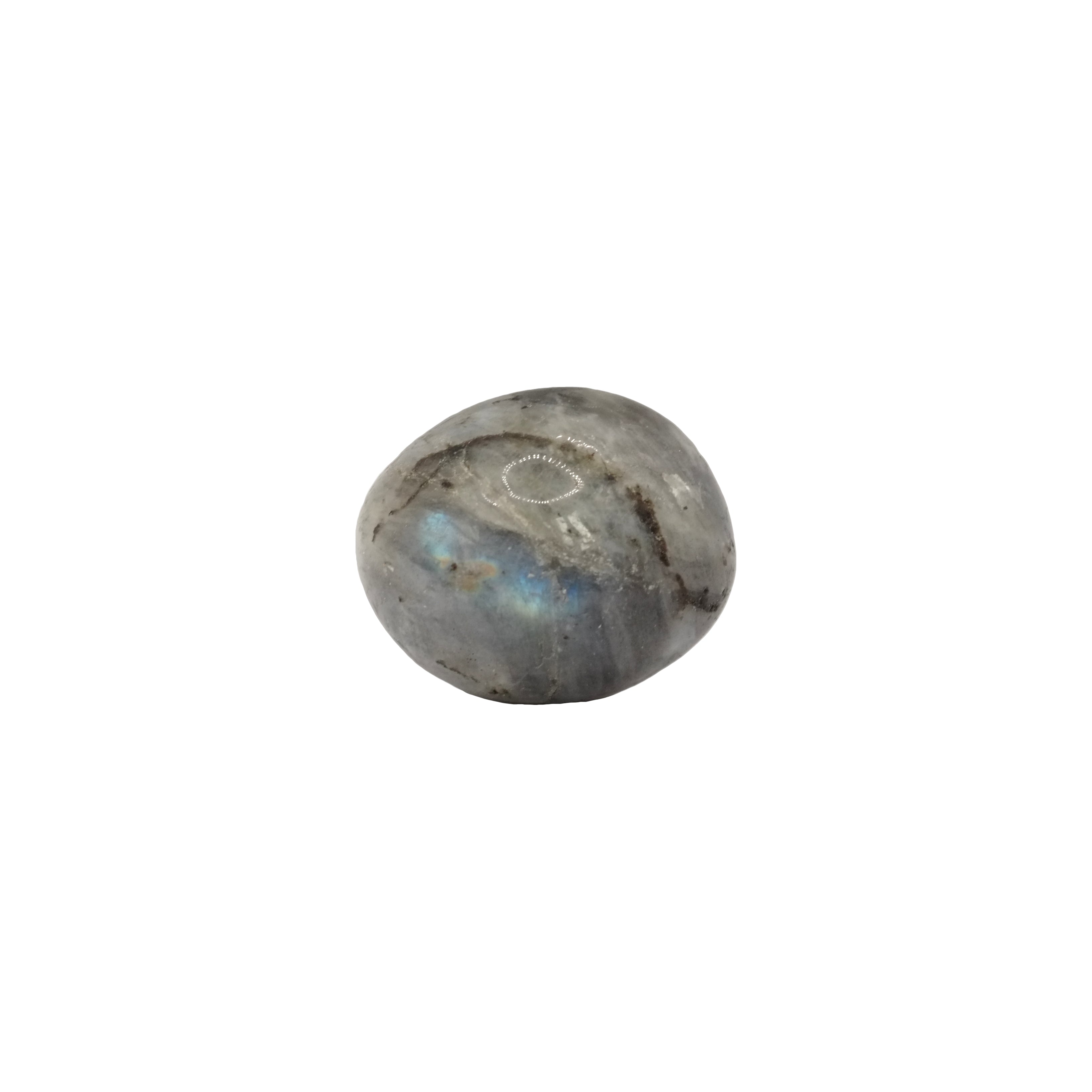Cette pierre roulée en labradorite de qualité A provient de Madagascar. Elle est de forme ronde, grise avec des iridescences bleus et quelques traces noires.