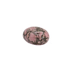 Pierre roulée en rhodonite de qualité A+ provenant de Madagascar, de couleur rose avec des veines noires, et de forme ronde.