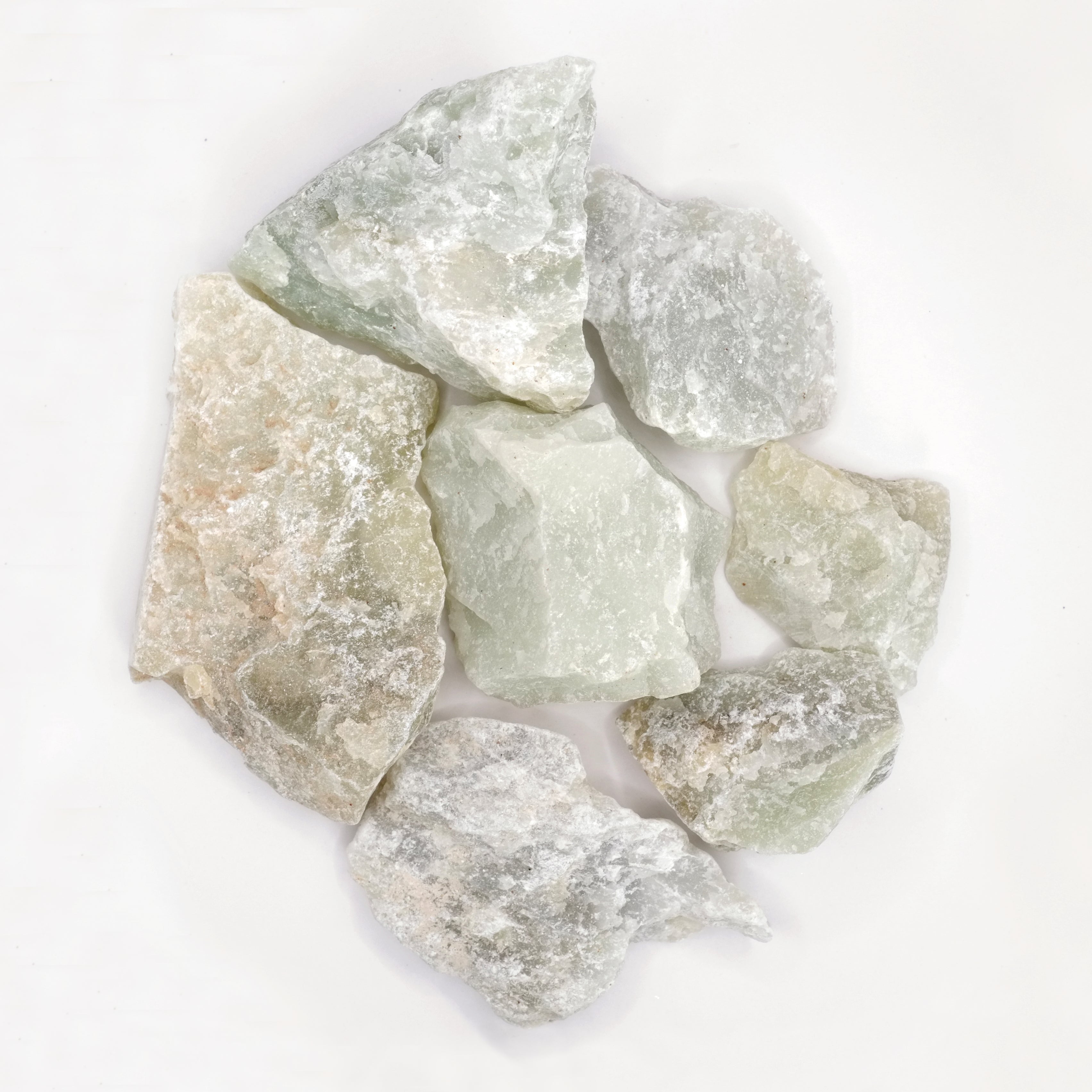 Ces pierres brutes en jade de qualité A proviennent de Chine, et mesurent entre 3 et 8 cm.