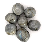 Ces pierres roulées en labradorite de qualité A proviennent de Madagascar, et mesurent entre 3 et 4 cm.