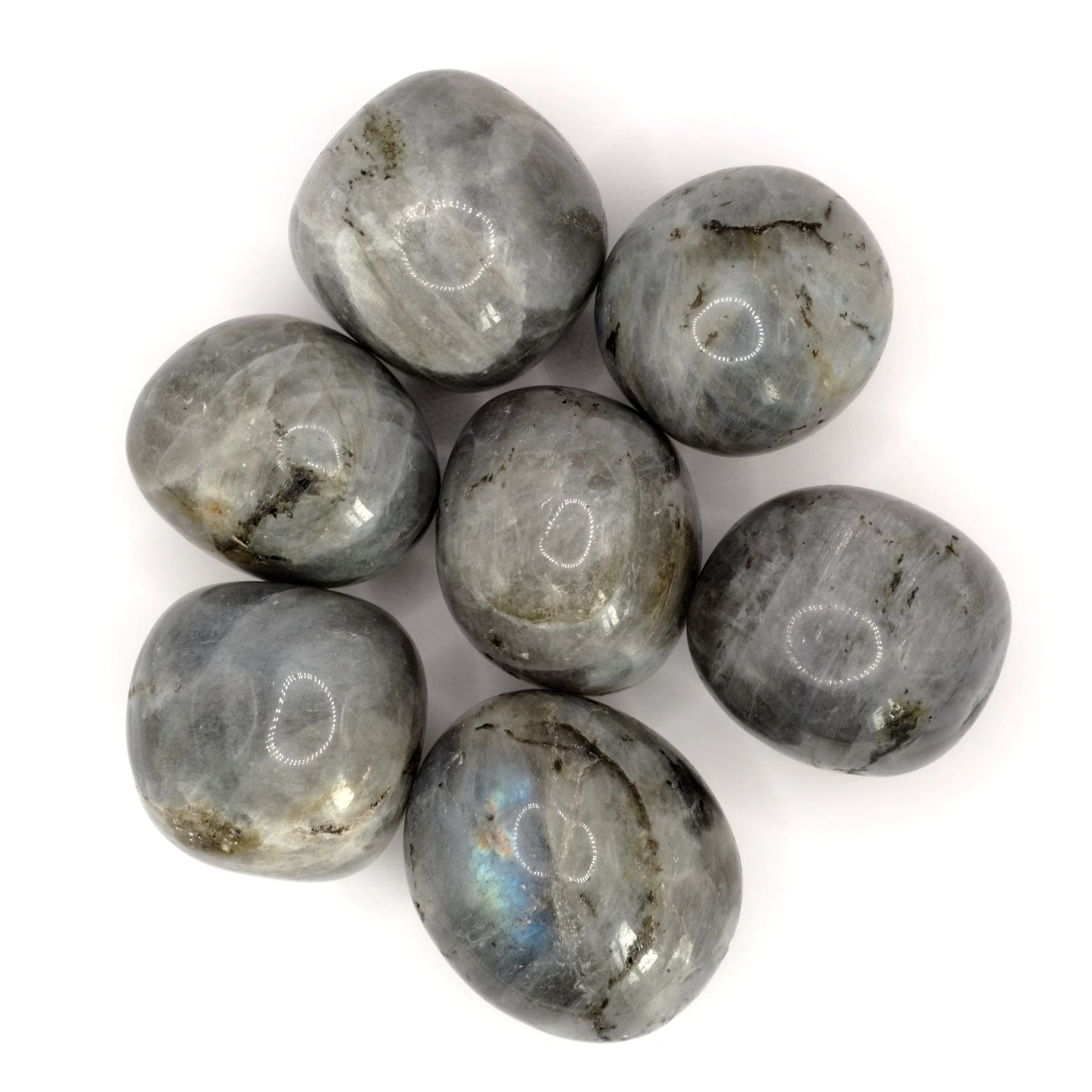 Ces pierres roulées en labradorite de qualité A proviennent de Madagascar, et mesurent entre 3 et 4 cm.