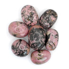 Ces pierres roulées en rhodonite de qualité A+ proviennent de Madagascar, et mesurent entre 3 et 4 cm.