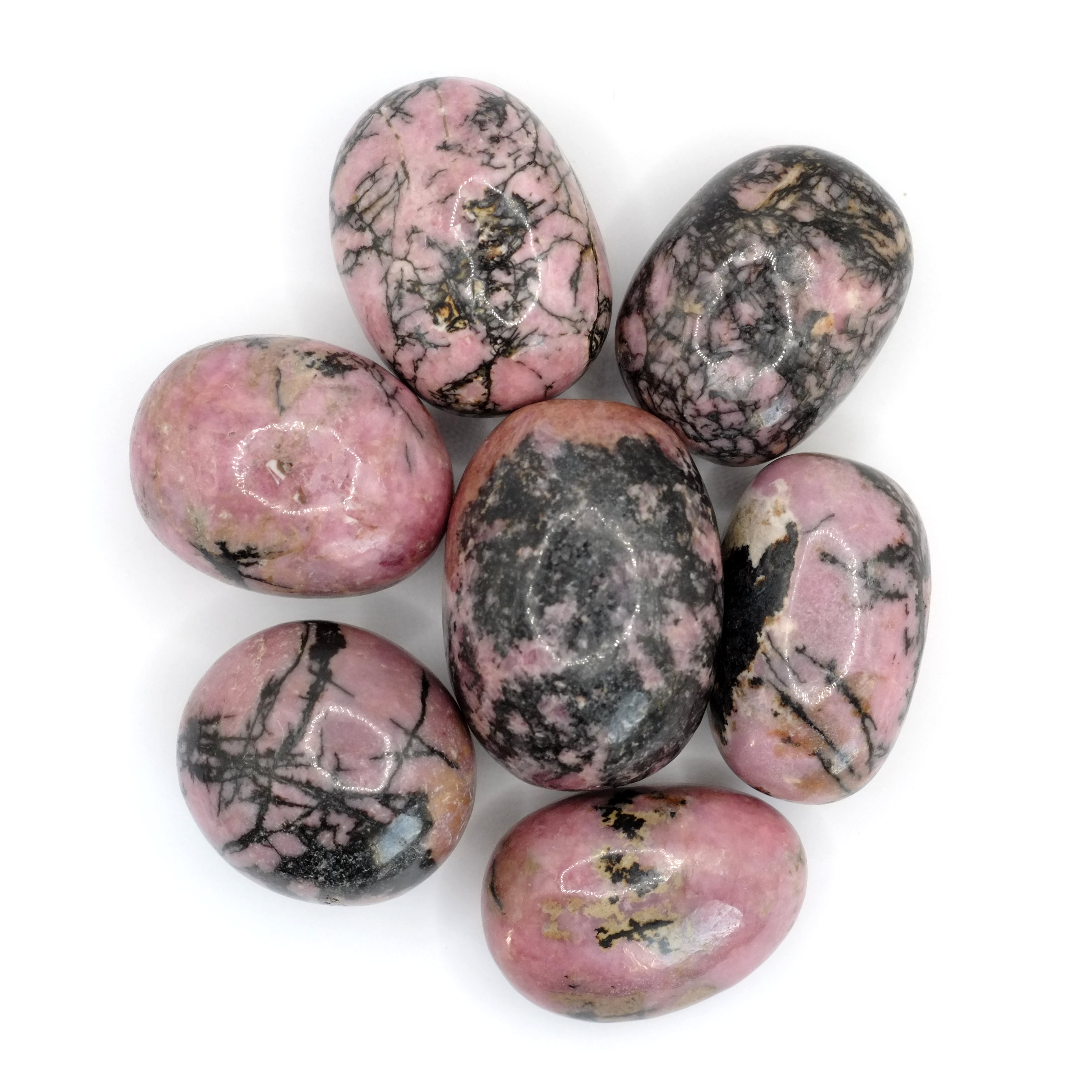 Ces pierres roulées en rhodonite de qualité A+ proviennent de Madagascar, et mesurent entre 3 et 4 cm.