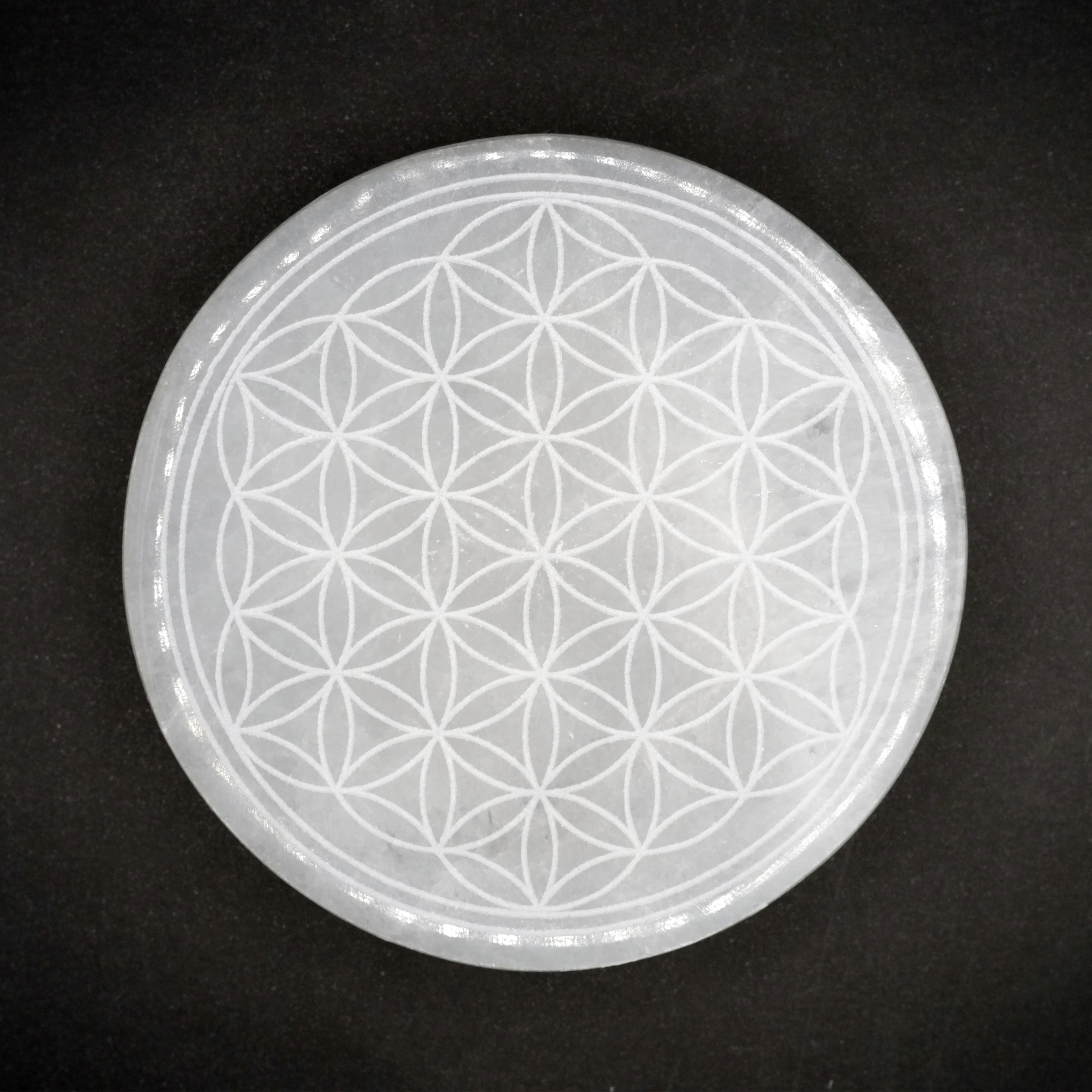 Plaque ronde en sélénite du Maroc de qualité A+ (Élevée), avec motif "fleur de vie".
