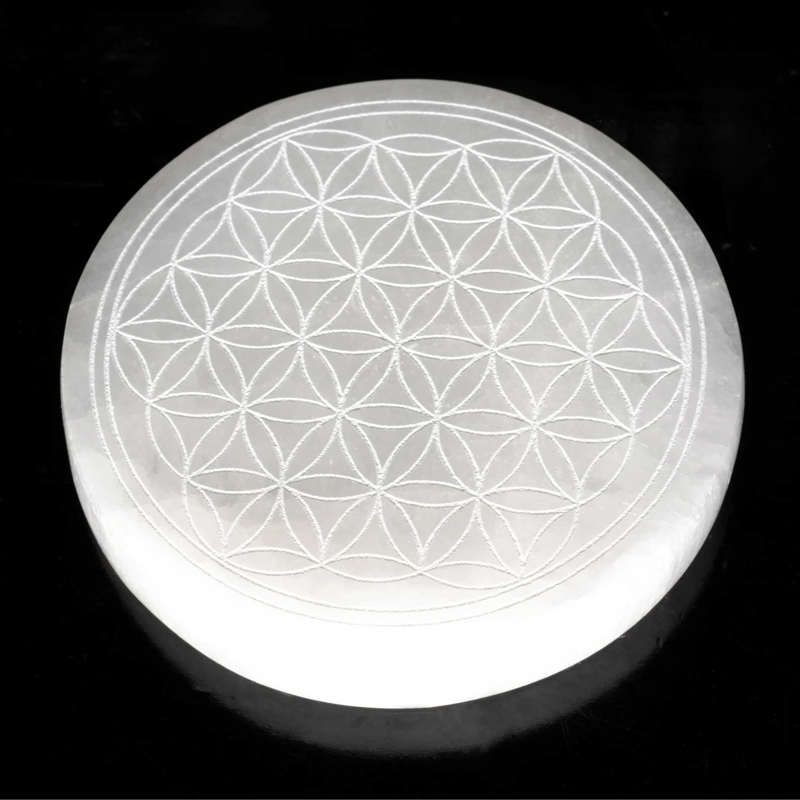 Plaque ronde en sélénite du Maroc de qualité A+ (Élevée), avec motif "fleur de vie".