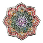 Ce porte-encens doré et multicolore décoratif est composé d'une fleur de mandala spirituel aux pétales arc-en-ciel entrelacés. Une représentation culturelle du lien entre tous les êtres vivants.