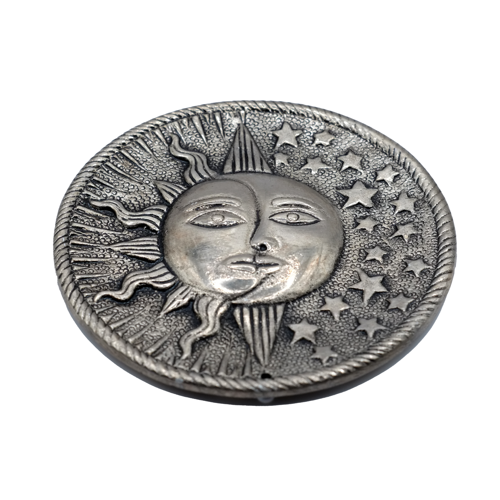 Ce porte-encens décoratif rond représentant un soleil, une lune et des étoiles symboliques d'une célébration céleste de la spiritualité.