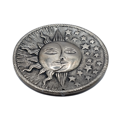 Ce porte-encens décoratif rond représentant un soleil, une lune et des étoiles symboliques d'une célébration céleste de la spiritualité.