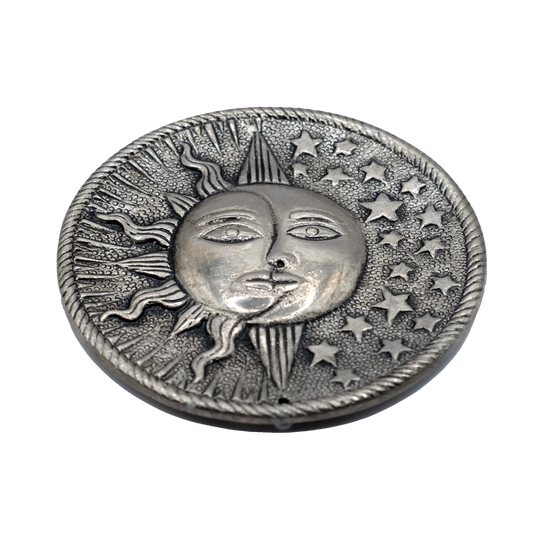 Ce porte-encens décoratif rond représentant un soleil, une lune et des étoiles symboliques d'une célébration céleste de la spiritualité.