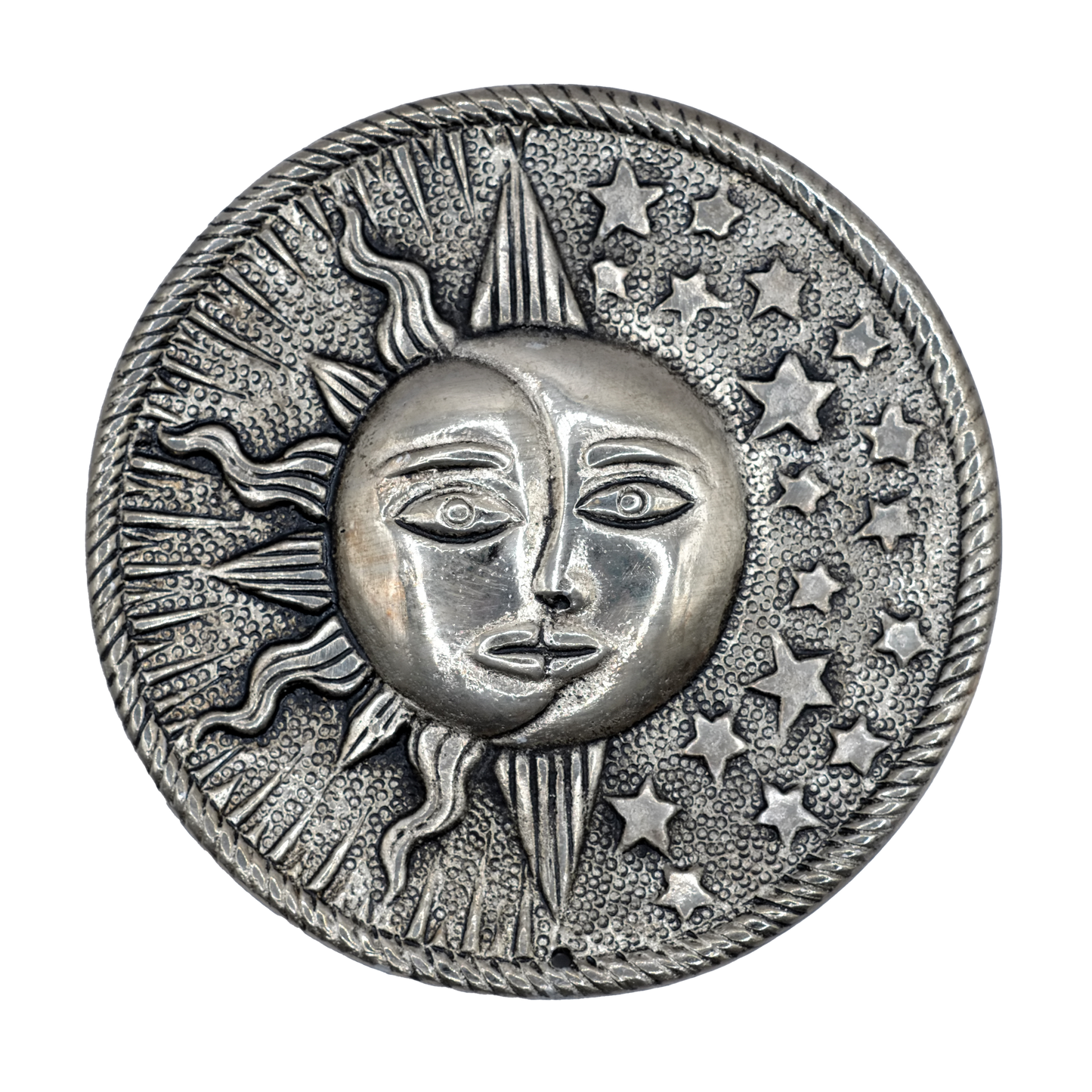 Ce porte-encens décoratif rond représentant un soleil, une lune et des étoiles symboliques d'une célébration céleste de la spiritualité.