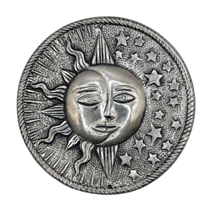 Ce porte-encens décoratif rond représentant un soleil, une lune et des étoiles symboliques d'une célébration céleste de la spiritualité.