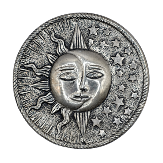 Ce porte-encens décoratif rond représentant un soleil, une lune et des étoiles symboliques d'une célébration céleste de la spiritualité.