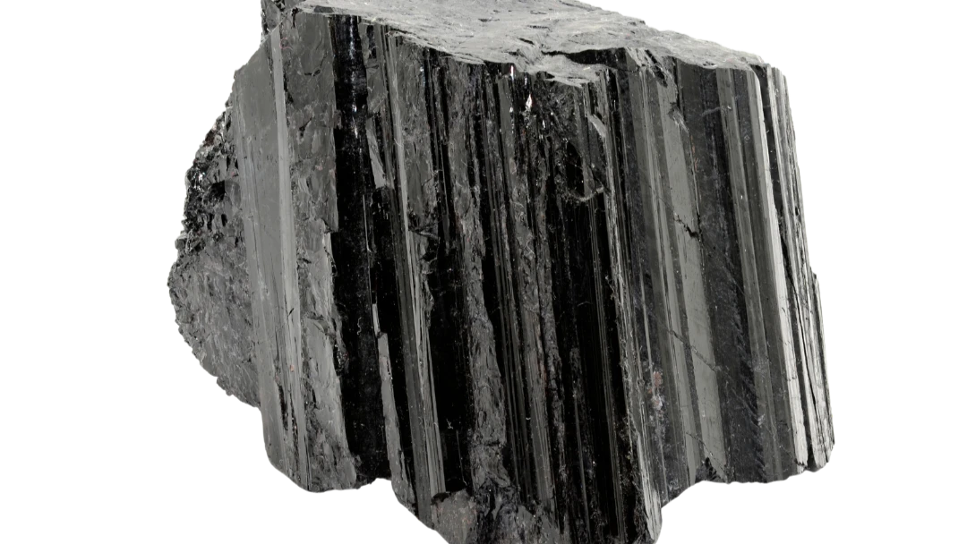 Photo d'une pierre de tourmaline noire brute - Blog les vertus des pierres en lithothérapie
